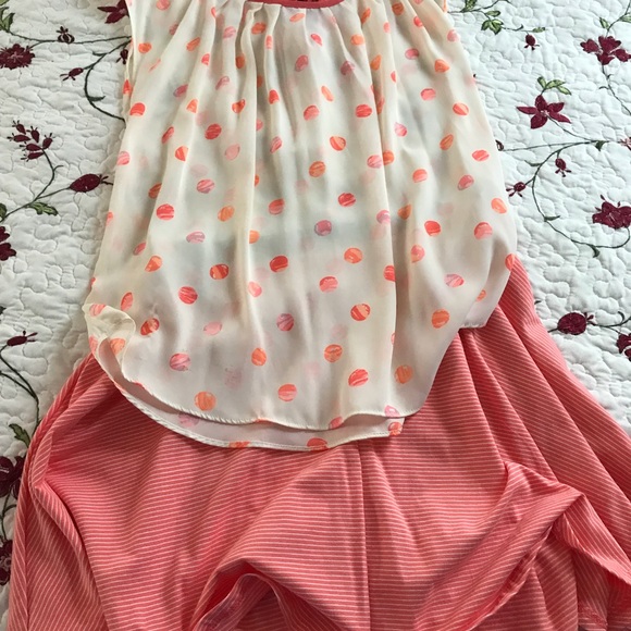 Cute sleeveless blouse and matching skirt. - Picture 2 of 5